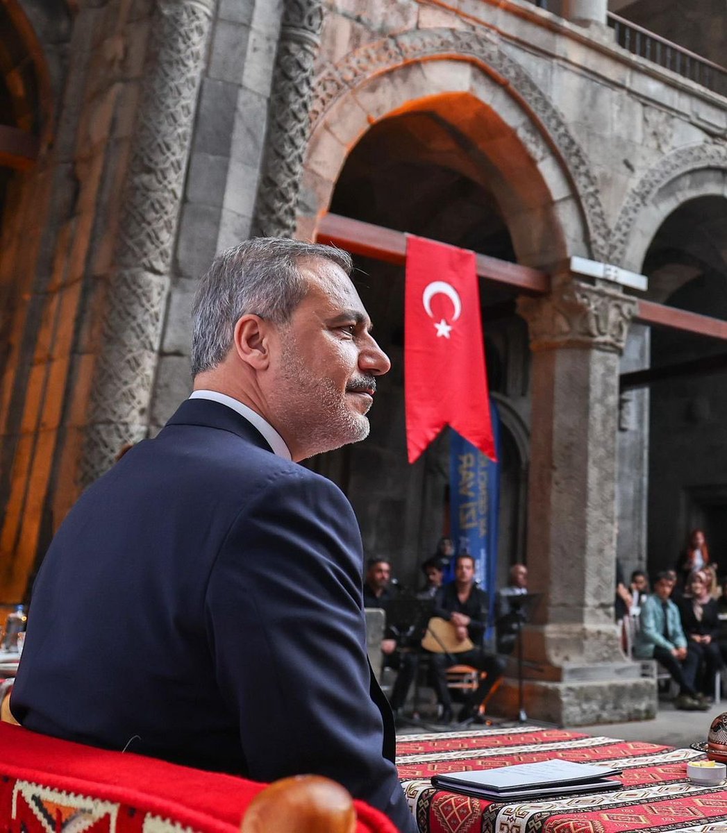 Fidan gibi.
Hakanlığa çok yakışacak.