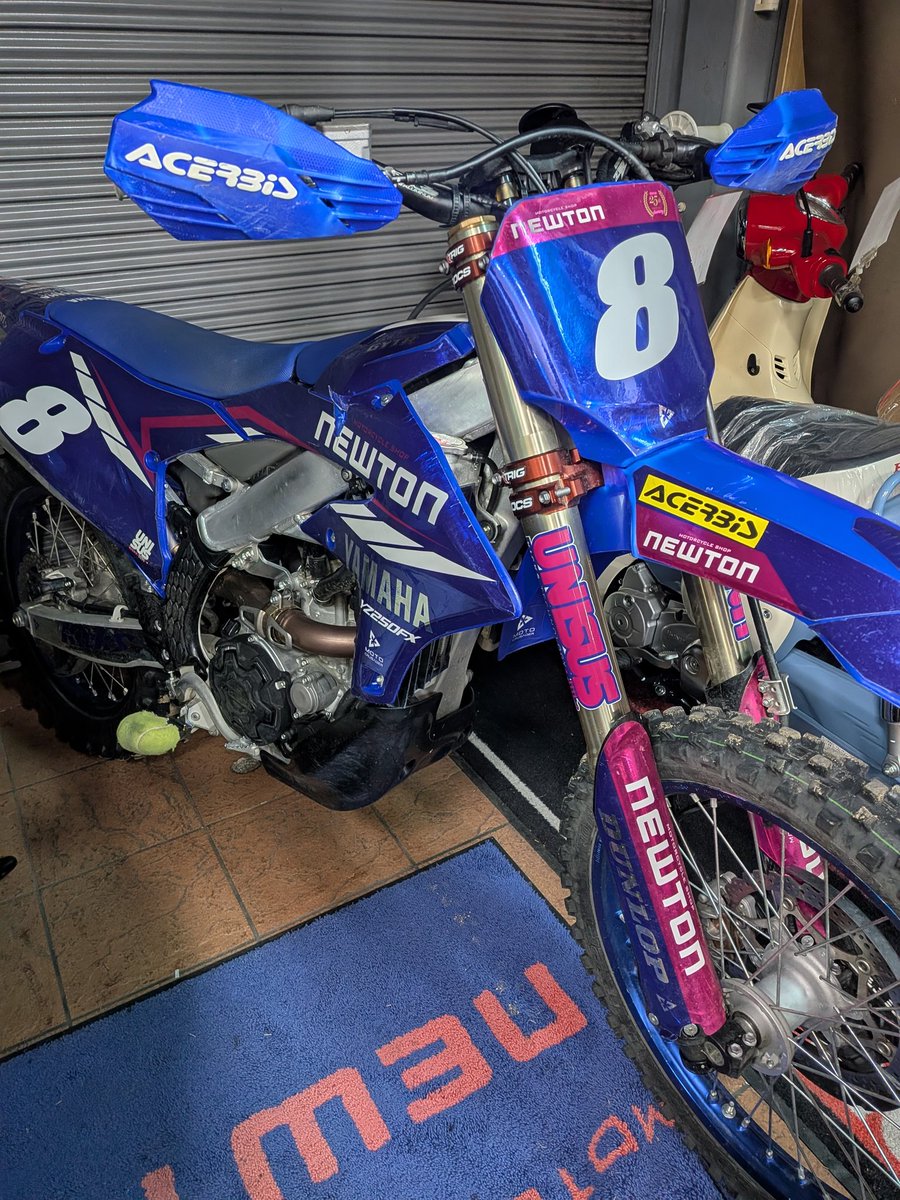 newton53106566's tweet image. ゼッケンつけたらそれっぽくなった！
日曜日WEX阪下が冷蔵庫になりますよ〜
寒いのホンマに苦手ですねん(T_T)
ニュートンから10名以上参加されるので皆様と熱く走ります〜
ってか120分始まったら人が少なくなるのが😂😂😂
寂しいですねん
#wex 
#yz