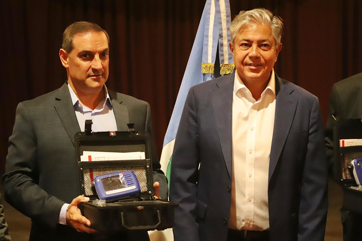 minsegneuquen's tweet photo. La Provincia dio un paso más en la lucha contra el narcotráfico.

Se entregaron en Villa La Angostura 2 analizadores portátiles TruNarc para fortalecer la capacidad de investigación de la Policía del Neuquén.

Más tecnología, más prevención, más presencia del Estado. 

👇 https://t.co/LME4emimUd