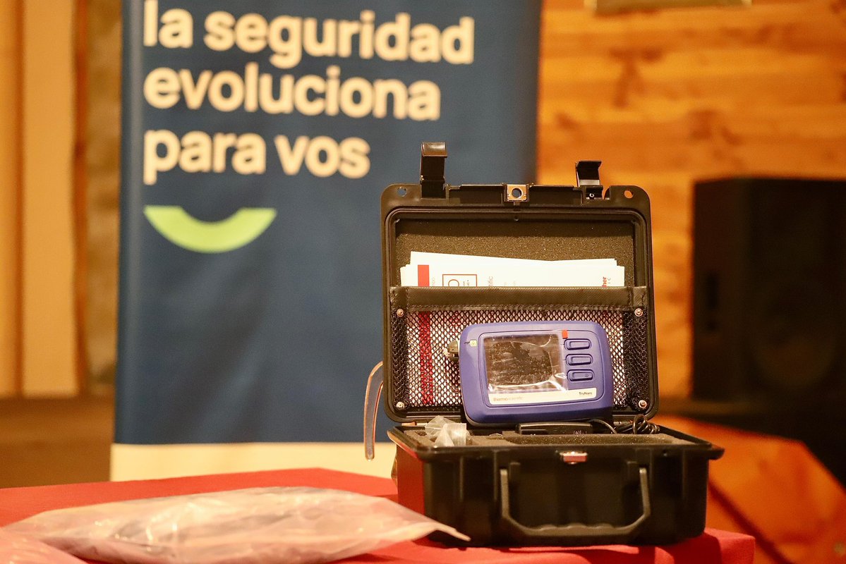 La Provincia dio un paso más en la lucha contra el narcotráfico.

Se entregaron en Villa La Angostura 2 analizadores portátiles TruNarc para fortalecer la capacidad de investigación de la Policía del Neuquén.

Más tecnología, más prevención, más presencia del Estado. 

👇
