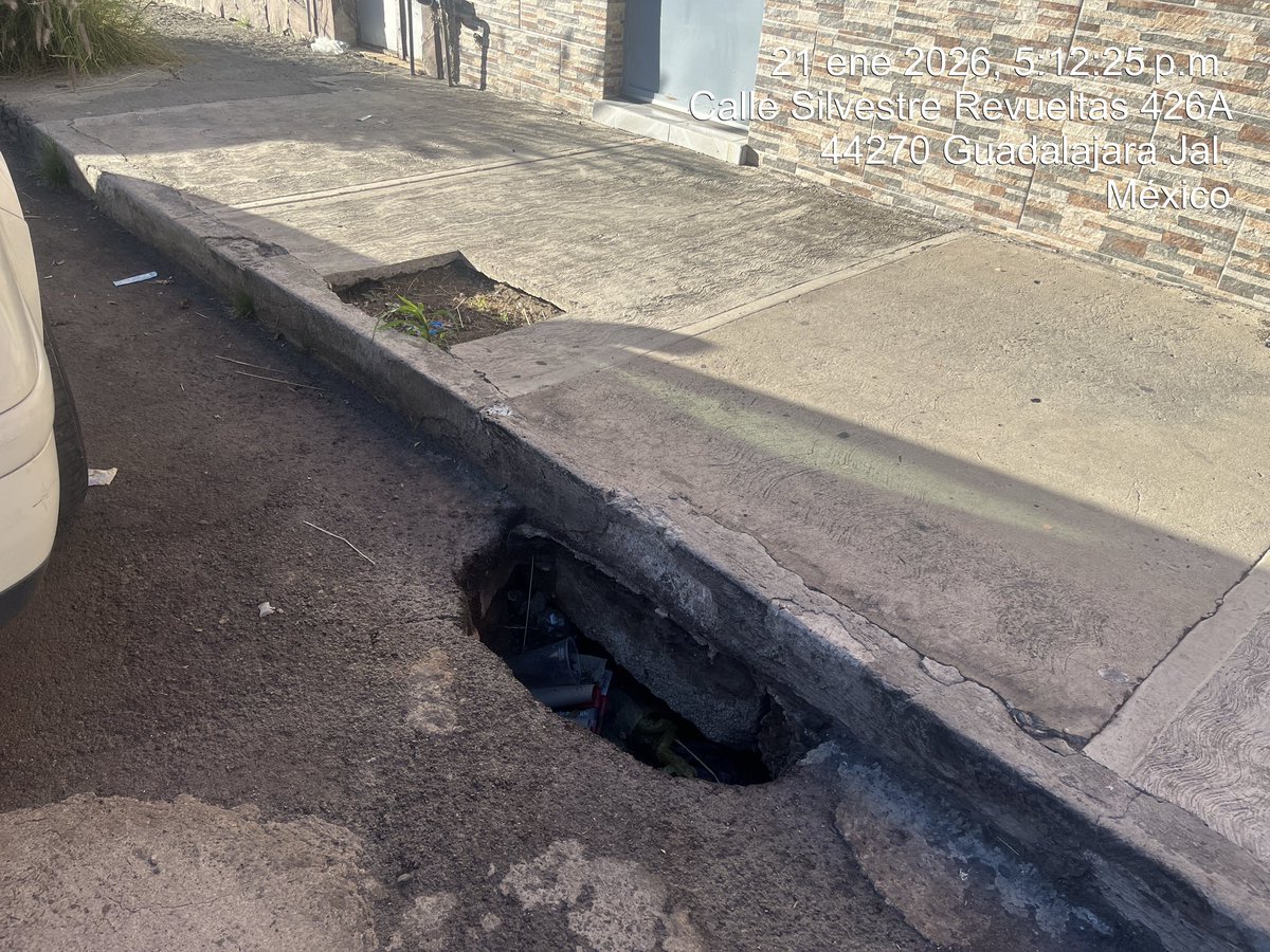 OficialAlcalde's tweet photo. Alcantarilla dañada y alado está un. Socavón  silvestre revueltas 426. Entre Juan José Bass y brillante @siapagdl  de verdad urge de su apoyo https://t.co/pC2QlhE7Hb