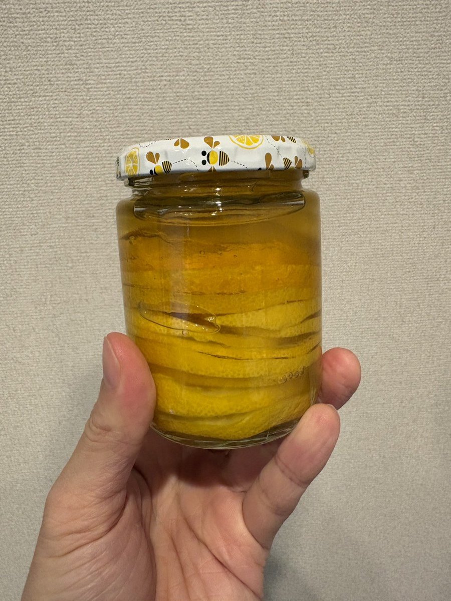 Coma31's tweet image. 今日は作曲あんまり進まなかったけど、ずっとやりたかった作業がいろいろと進んだ…！
これはそのひとつ、レモンのはちみつ漬けを作りました🍋