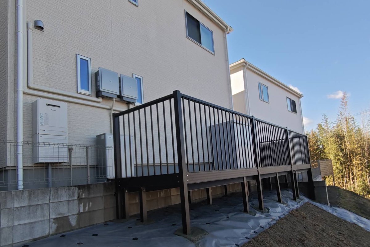 chubujuki's tweet photo. 傾斜スペース、
正直あきらめていませんか？

日進市｜立ち上げバルコニー
“使えない場所”を“使える空間”へ。

中部住器は
カーポートだけじゃない。
オーダーメイドエクステリア商品の製造会社です。

#立ち上げバルコニー #中部住器 #土地活用 https://t.co/6zZ2HFsSDu