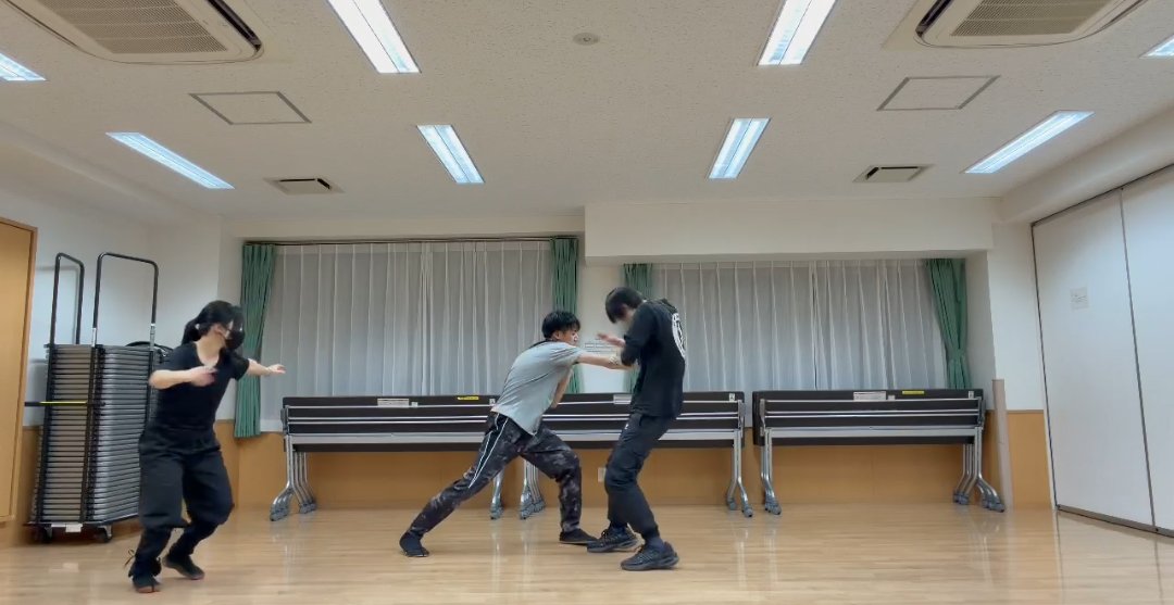 アクションワークショップ終了❢
今回は登録メンバーのK村さん #池部真子 さんにご参加いただきました☺️
立ち回りを中心に
1VS1(ボディアクション)
1VS2(ボディアクション+殺陣)
1VS2(ボディアクション)
お二方とも格好良かった👏👏
次回1/23(金)18:30〜21:00
千住スポーツ公園 管理棟・地下ホールB1F