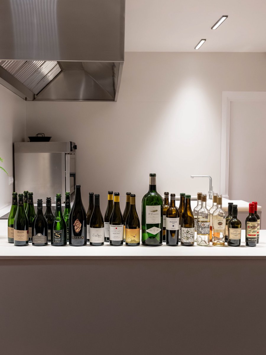 Esta semana hemos presentado a la prensa en Ca N’Estruc el 18º Premio Vila Viniteca de #cataporparejas. La creadora del cartel de esta edición, Verònica Fuerte, diseñadora y fundadora de Hey Studio, ha explicado su obra destacando que se trata de una metáfora visual del abanico