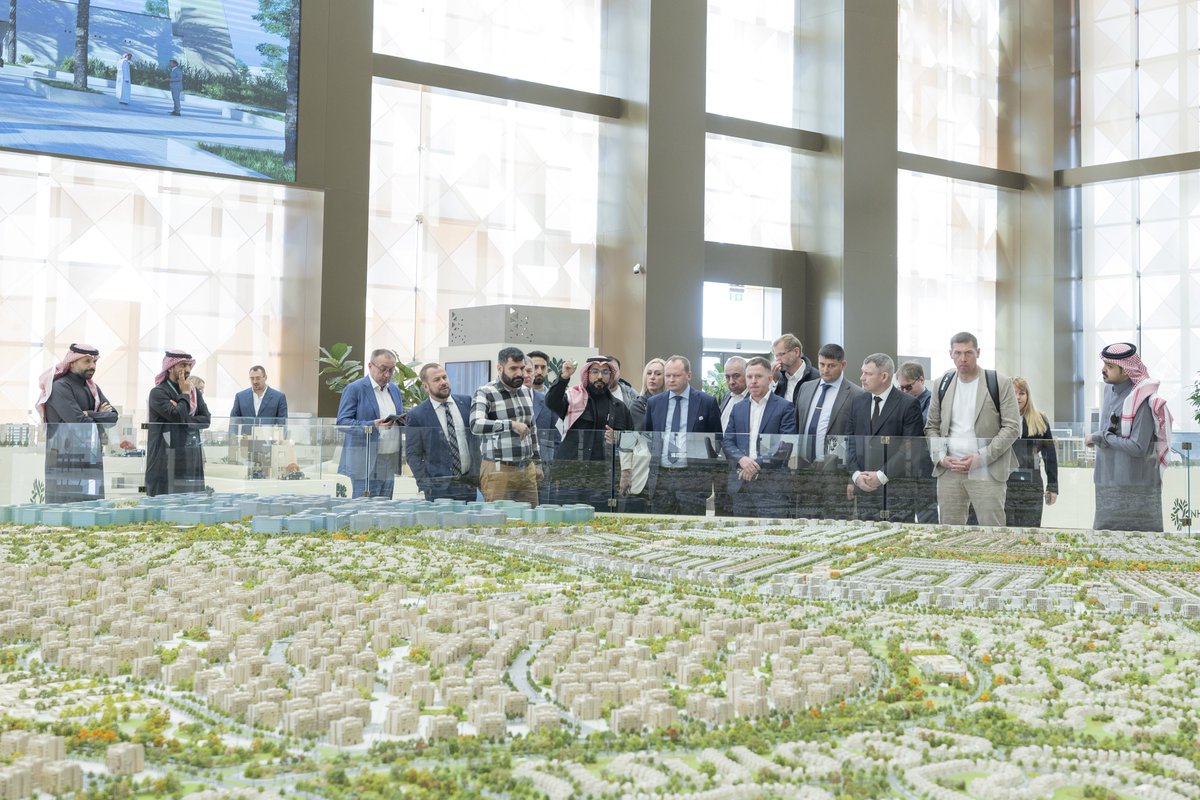 AlfursanNHC's tweet photo. للاطلاع على تجربة المملكة في توظيف التقنيات الحديثة والحلول الهندسية المتقدمة في تطوير الوجهات العمرانية، زارت الرابطة الوطنية للبنّائين في روسيا الاتحادية #وجهة_الفرسان، في خطوة تؤكد تطور وجهاتنا الحديثة وريادتها في التخطيط والتطوير العمراني https://t.co/Y8S2iWLfBe
