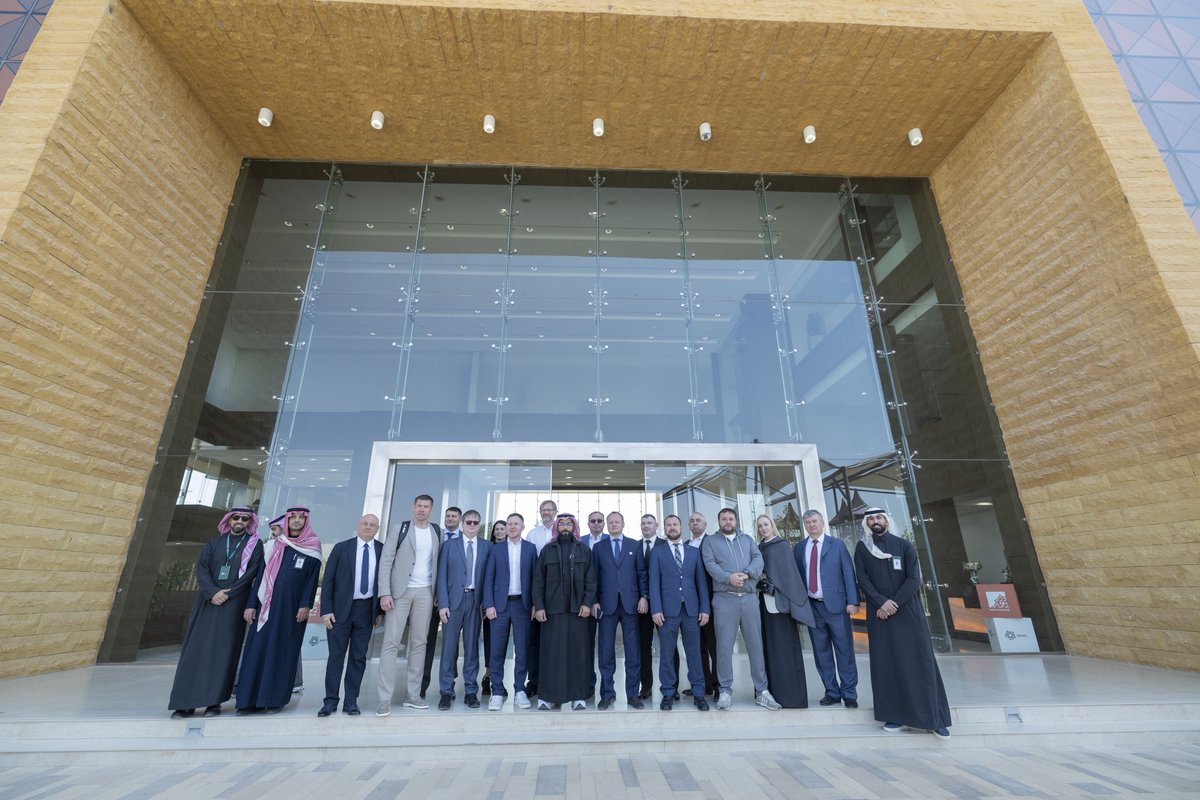 AlfursanNHC's tweet photo. للاطلاع على تجربة المملكة في توظيف التقنيات الحديثة والحلول الهندسية المتقدمة في تطوير الوجهات العمرانية، زارت الرابطة الوطنية للبنّائين في روسيا الاتحادية #وجهة_الفرسان، في خطوة تؤكد تطور وجهاتنا الحديثة وريادتها في التخطيط والتطوير العمراني https://t.co/Y8S2iWLfBe