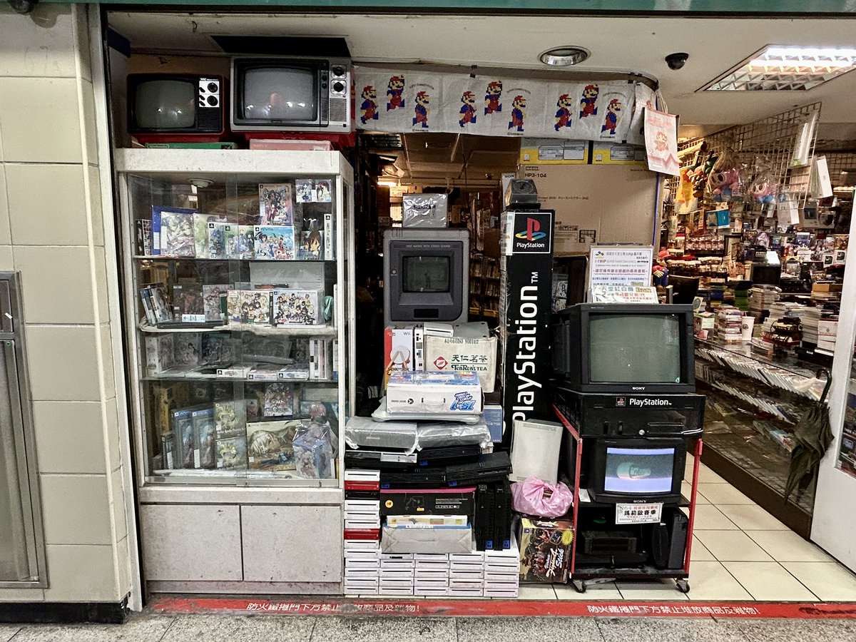 Kaeserdc's tweet photo. Made my ritual Taiwan trip visit to 台北地下街67 時光屋 ‘TV Game 67’ or ‘Time House’ roughly translated.

This is the most condensed location in the country to shop retro games. 

Not the cheapest, but wow there is always a lot of cool stuff in here. https://t.co/4a3m9SwQeU