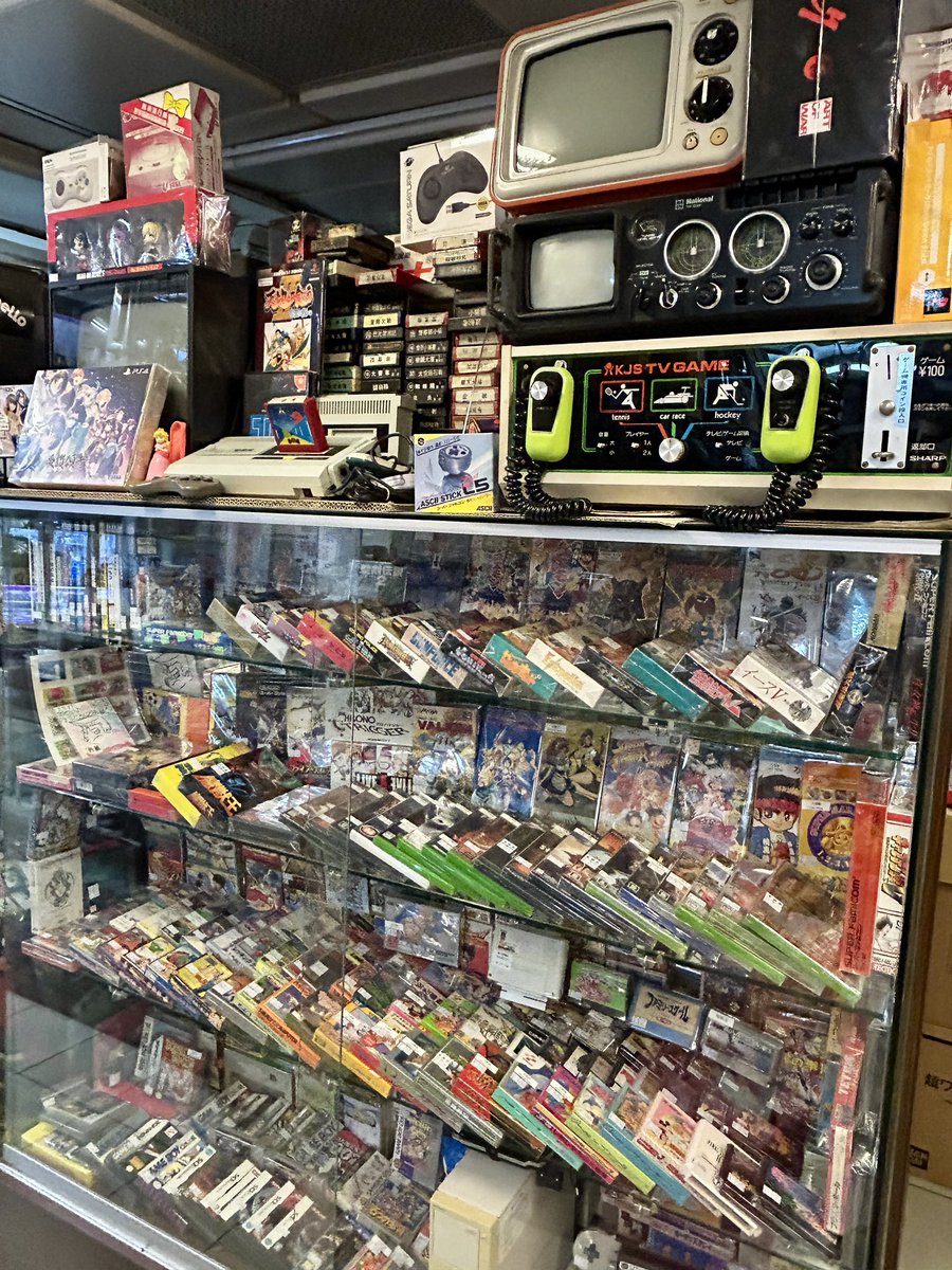 Kaeserdc's tweet photo. Made my ritual Taiwan trip visit to 台北地下街67 時光屋 ‘TV Game 67’ or ‘Time House’ roughly translated.

This is the most condensed location in the country to shop retro games. 

Not the cheapest, but wow there is always a lot of cool stuff in here. https://t.co/4a3m9SwQeU