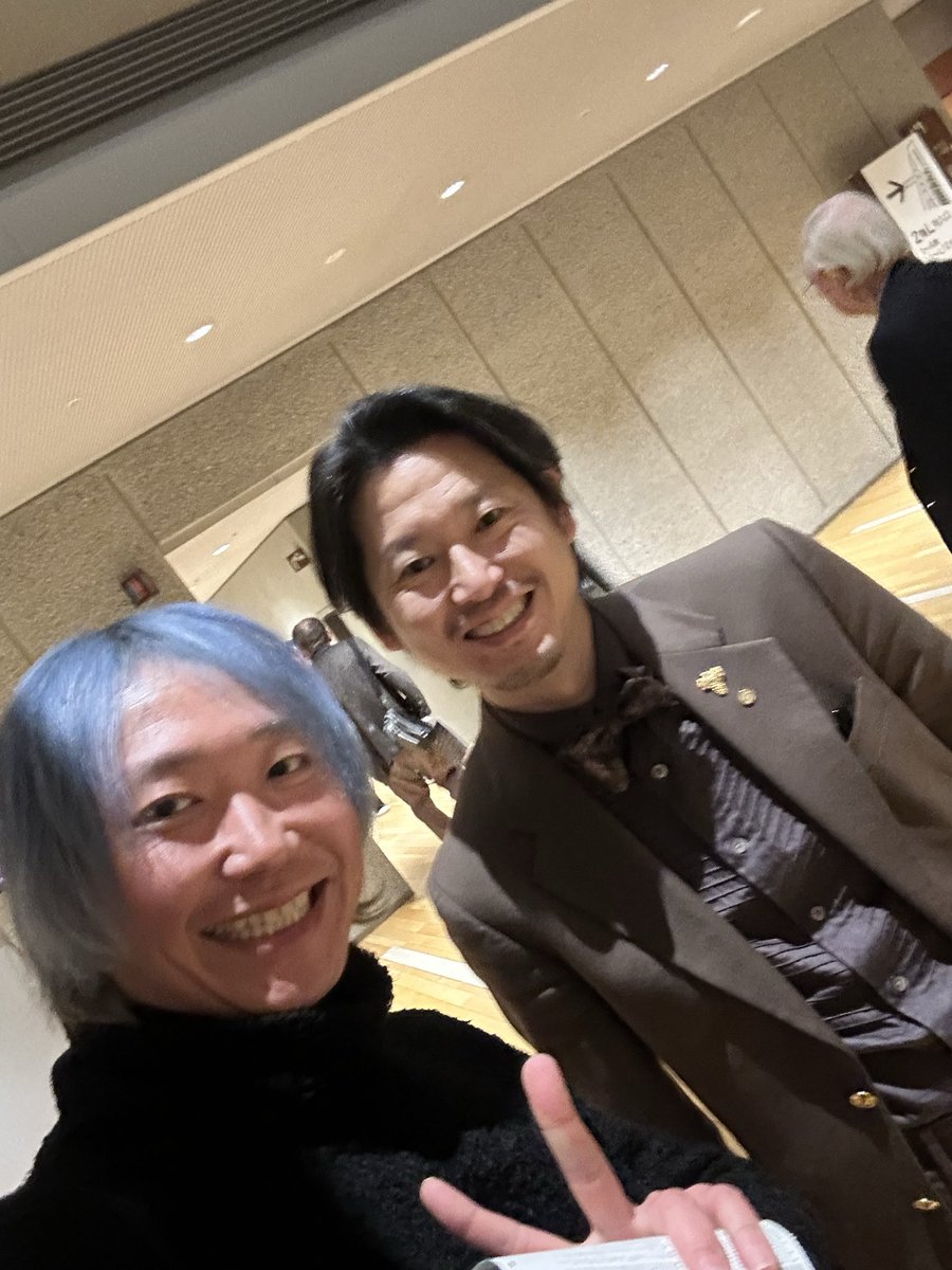 この度発売となった『百人一首バトル』(書肆侃侃房)に、尊敬する栗木京子さんと千葉聡さんが、『銀河一族』(短歌研究社)と『メタリック』(短歌研究社)の中から一首ずつ取ってくださいました。帯文通り、「今」の俺たちにブッ刺さる名歌で埋め尽くされた名著です！俺は今夜から枕辺に置いて心の慰めにす