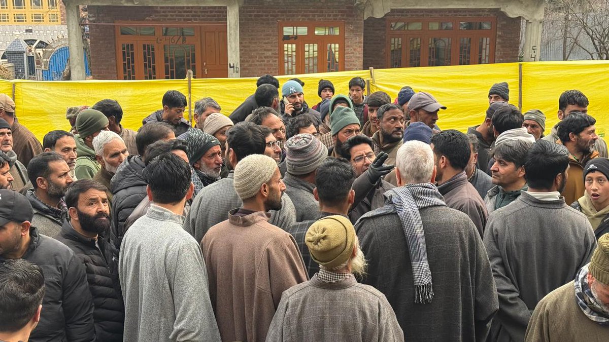 JKNC_'s tweet photo. Hon’ble MLA Devsar @PeerzadaFaroz convened a public darbar at Khan Mohalla Devsar to facilitate the on spot redressal of grievances & concerns of the people of the locality. Concerned Officers took note of the developmental deficit in the locality & assured that various demands raised in the darbar will be reflected in the upcoming plans & executed on priority basis.