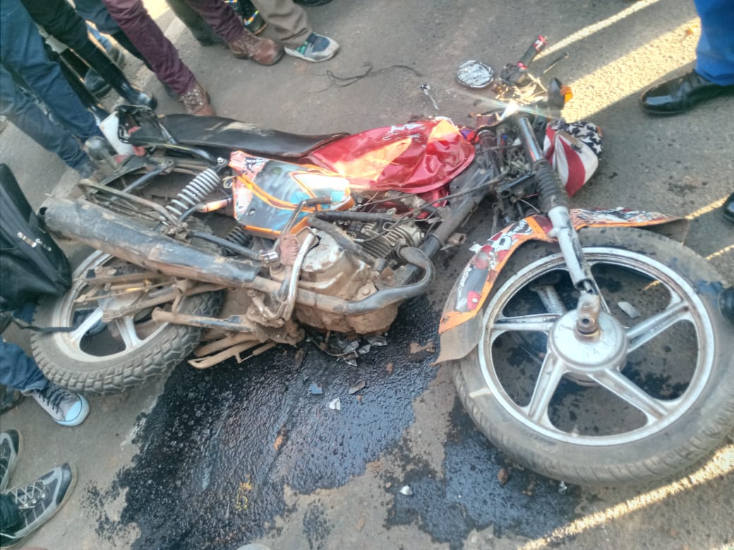CaptainOchenge's tweet photo. Dear brothers and sisters, it's fun and games ukiwa ikiwa umebebwa na msee WA boda mwenye anaendesha wrecklesly inorder for you to get to your destination on time. 

Thing is you might not even make it there but to city mortuary, it's guaranteed. 

Talk to that boda guy. Mwambie your life depends on his riding behaviour.

If you arrive late, better than being "the late". 

Road safety begins with you.
