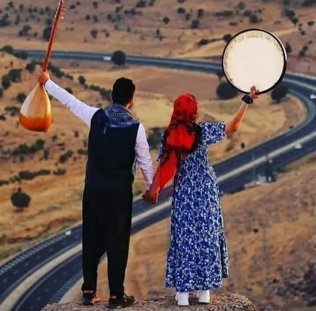 🌿Alevi olmayıp; Hasret Gültekin’i,
Kürt olmayıp; Ahmet Kaya’yı,
Laz olmayıp; Kazım Koyuncu’yu,
Ermeni olmayıp; Hrant Dink’i,
Ateist olmayıp; Aziz Nesin’i
Sahiplenen herkese "selam olsun" 🫶🏻
Kin ve nefret başkalarının, insanlık bizimle olsun...🌿🕊️