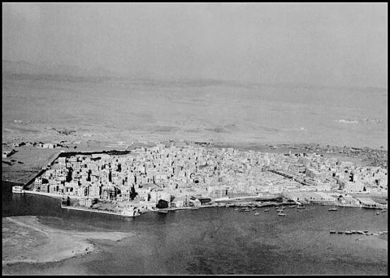 التعداد السكاني والعمراني (المبسط) لمباني وأحياء جدة، كما أورده الدكتور فريدريك بوريل في كتابه "دراسة في الصحة الدولية" المنشور عام 1904م:
#جدة #تاريخ_المدن_السعودية

الأحياء — تنقسم مدينة جدة إلى ثلاثة أحياء كبرى تُسمى: 

1_حارةالشام

2_حارة المظلوم

3_حارة اليمن

تضم المدينة في