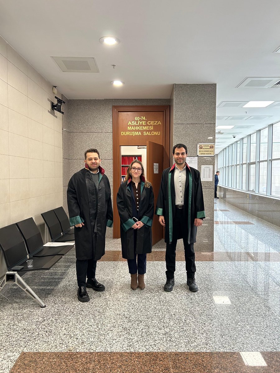 YeniPartiHukuk's tweet photo. CHP Gençlik Kolları Hukuk Komisyonu olarak Saraçhane eylemleri sebebiyle 27 Mart‘ta şafak operasyonuyla gözaltına alınan ve 6’sı tutuklanıp tahliye edilen toplamda 36 kişinin yargılandığı genç arkadaşlarımızın duruşmasına katıldık. Dosyadaki herkes beraat etti. https://t.co/SdLF7KNO8H