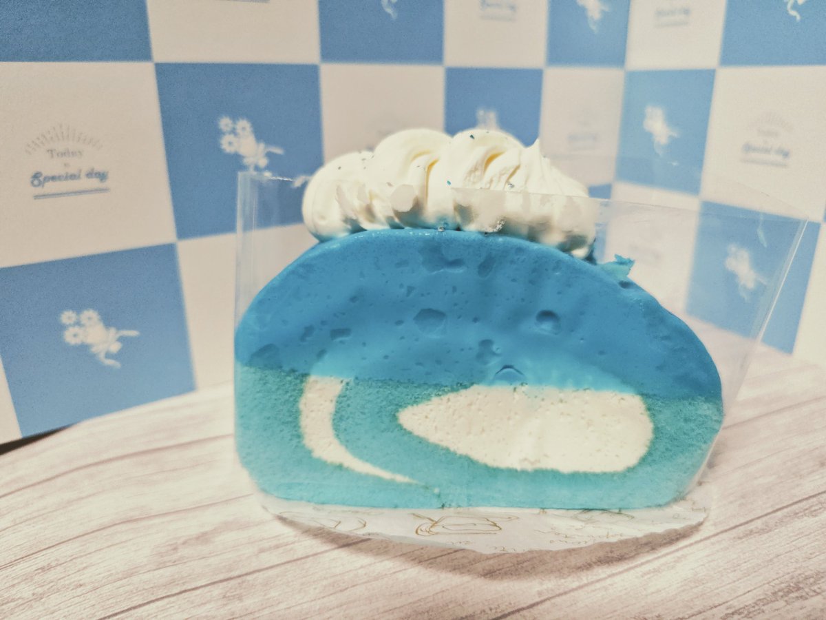青いロールケーキ 青だから一応買ってみた😅 #0000ff