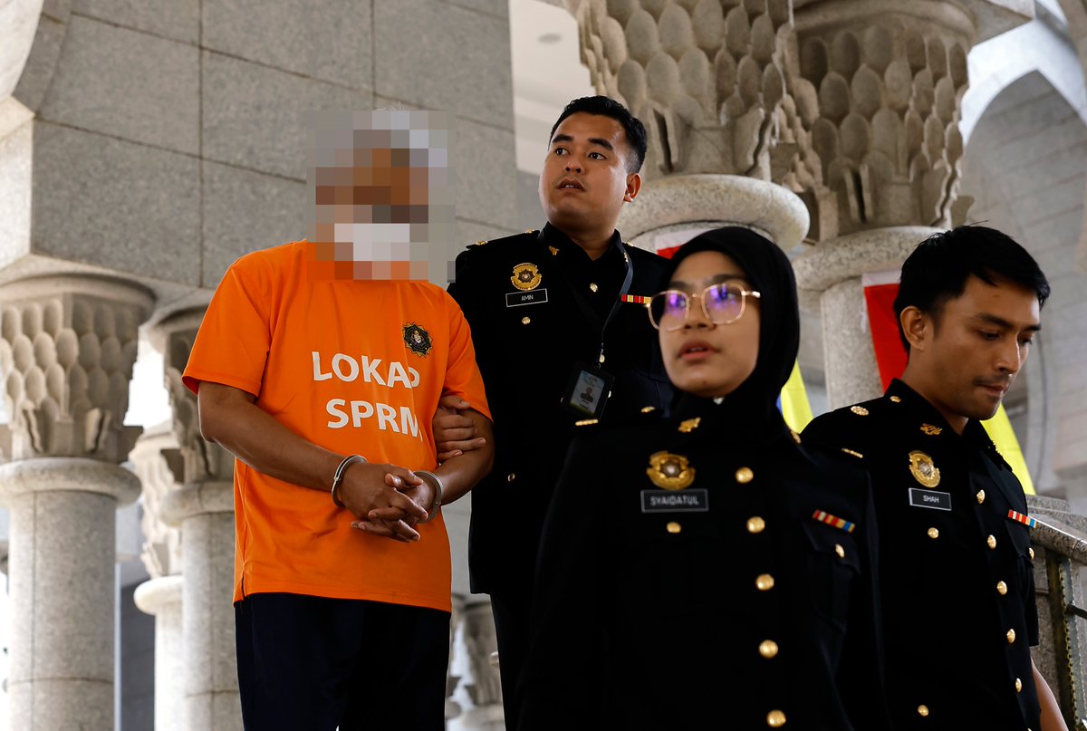 SinarOnline's tweet photo. Dana pelaburan RM300 juta sepatutnya dipulangkan dua tahun lalu - SPRM

Menurut sumber, siasatan SPRM mendapati dana yang dilaburkan itu telah diseleweng tanpa pengetahuan pelabur.

Foto: Bernama

Artikel: https://t.co/O3jZ9w92Uk

#SinarHarian #beritaterkini #danapelaburan #SPRM #bekaspengarah