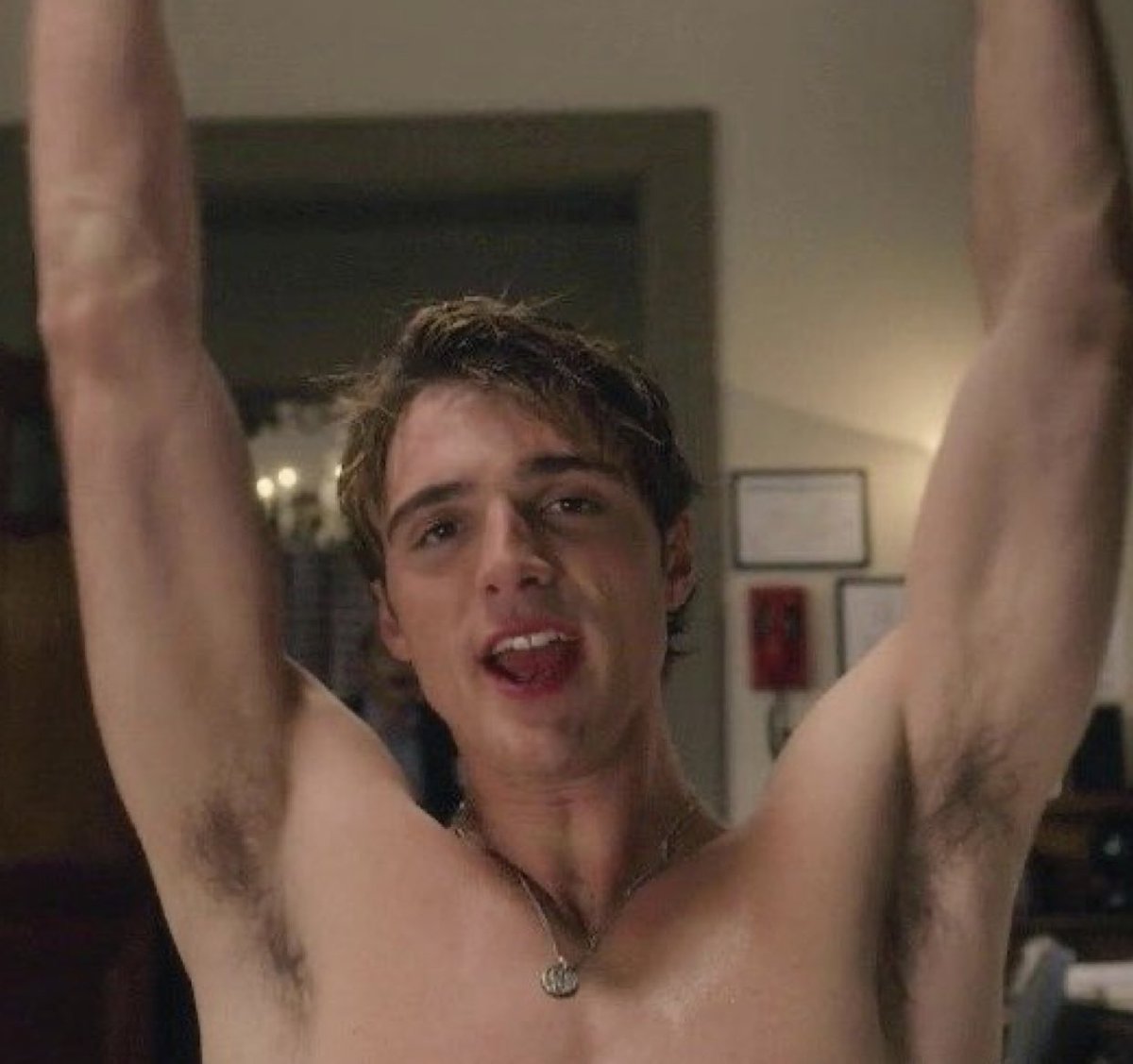 charlieebaker69's tweet image. jacob getting an oscar ….. celebratory armpits yippeeeeeeeeeeeeeee