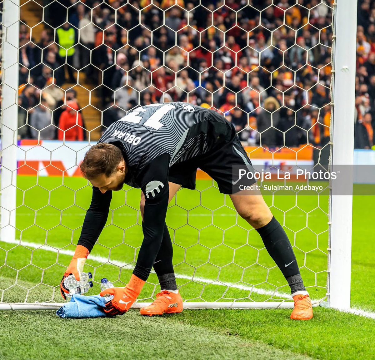 Aw97740Aw's tweet image. Hier en LDC face à Galatasaray, Oblak protège sa serviette pour éviter que des Marocains 🇲🇦 ne la volent.

Heureusement que vous ne connaissez rien au football. Vous pensez que le football a commencé seulement quand vous avez organisé et programmé votre CAN pour vous-mêmes.
