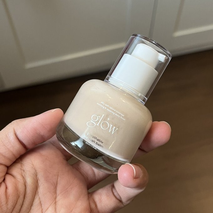 Sawarinni's tweet image. glow นี่งานผิวสวยมากก ใช้เดี่ยวๆก็ผิวสวย แต่พอลองใช้คู่กับรองพื้น 1 ปั๊ม มันงานผิวตะโกนออกมาเลย ผิวสวยแบบดับเบิ้ล เหมือนงานผิวมีมิติมากขึ้น ไม่แบน ผิวเล่นแสงแบบไม่เหมือนคนหน้ามัน คือมันเป็นตัวช่วยที่ทำให้ผิวสวยขึ้นแบบ 1000%