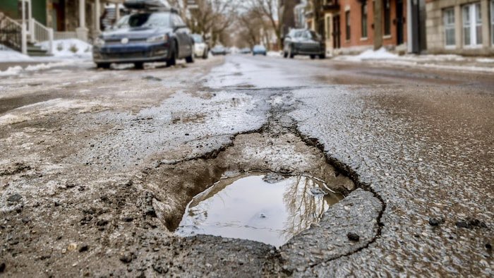 Lovaluv's tweet photo. Ville de Montréal Canada🇨🇦 il faut arrêter de nous niaiser. Je suis présentement chez le concessionnaire, après avoir tombé dans plusieurs nids d’autruche avec ma voiture 🚘. On me dit; je suis obligé de changer les 2 jantes🛞 avant. 120$ pour les 2, +taxes + frais d’installation https://t.co/Ts18HhhbAi