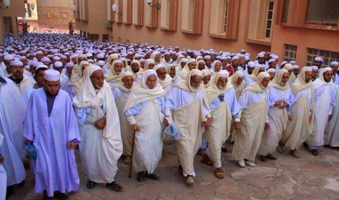 كانت شهادة السيد محمد الهادي الحسني الجزائري, مدير جريدة البصائر الإصلاحية، لبني مزاب #الإباضية شهادة منصفة عادلة في حقهم، فقد سُئل عن سبب حبه وإعجابه ببني مزاب الإباضية ومن جملة ما قاله عنهم:

فإذا أحببتهم أكثر من غيرهم فلأنني أجد فيهم كثيرا مما لا أجده في مناطق كثيرة من وطني،