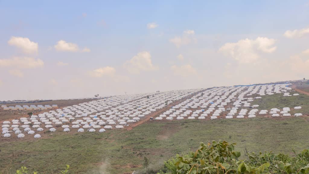 Ikiriho's tweet photo. 🇧🇮#Burundi- 🇨🇩#RDC -🇺🇳#UN
🔴Ouf de soulagement pour les réfugiés congolais: Une clinique mobile au camp de Busuma, mise en place par l'ONG #GDCB
#Busuma: c'est à environ 250 km de #Bujumbura; un camp hébergeant près de 67000 réfugiés congolais, ouvert en décembre 2025 suite à un afflux massif de réfugiés fuyant les combats dans le Sud-Kivu. Il va sans dire que de ce camp connaît de sérieux défis, avec des conditions de vie jugées critiques par des organisations humanitaires et les réfugiés eux-mêmes.
Ce 21 janvier 2025, le Secrétaire permanent du ministère de la Santé Publique (@msp_burundi), Dr Pierre Sinarinzi , en compagnie du Représentant de l’Organisation mondiale de la Santé au Burundi (@WhoBurundi), @DrCrespin, et de la Représentante de l’@UNICEF_Burundi, Mme France Bégin, a effectué une visite officielle à la clinique mobile humanitaire de Global Development Community Burundi située dans le camp de Busuma , dans l'est du Burundi, zone #Bweru, commune #Ruyigi, en @BuhumuzaProvinc.
Cette visite a permis d’évaluer le fonctionnement de la clinique, d’échanger avec l’équipe médicale et d’apprécier les efforts consentis pour améliorer l’accès aux soins de santé primaires au profit des réfugiés congolais et des communautés hôtes.
Cette clinique, mise en œuvre par @gdcb22 avec l’appui de l’OMS (@WHO ), contribue à l’amélioration de l’accès et à la prestation de services de santé primaires dans le camp de Busuma, où sont hébergés près de 67 000 réfugiés congolais.
Les services offerts par la clinique mobile comprennent : les soins curatifs et préventifs ; les services de laboratoire (tests rapides du paludisme, du #VIH, des hépatites B et C ( AgHBs, AcHCV ), tests de grossesse, etc.) ; la vaccination ; la prise en charge nutritionnelle ; la promotion de la santé et la PRSEAH ; la prise en charge psychosociale ; ainsi qu’une unité d’accouchement.