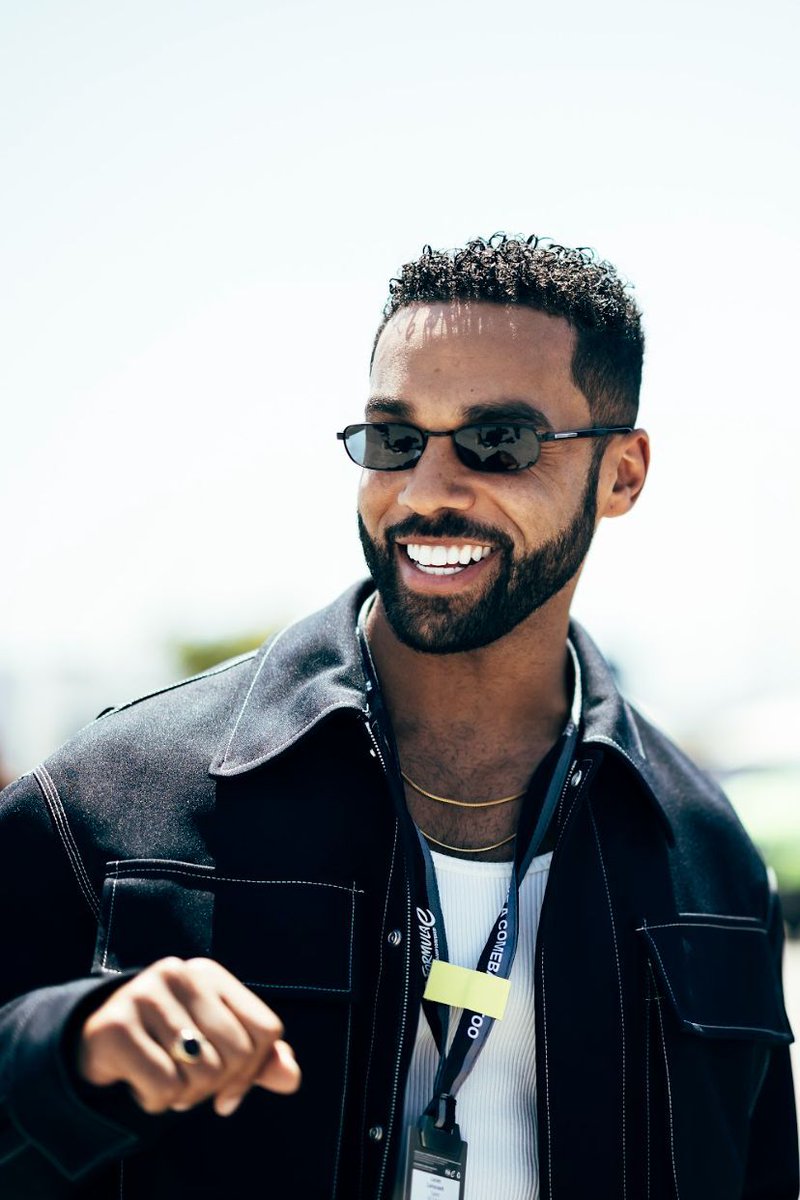 ¡De París a la pista! 🇫🇷⚡️

Lucien Laviscount, estrella de #EmilyInParis, es el nuevo Embajador de Marca oficial de la Fórmula E para la Temporada 12. Un paso clave para conectar la sustentabilidad y cultura juvenil

Visita dsvmedios.com/sports/formula…

#FormulaE #LucienLaviscount