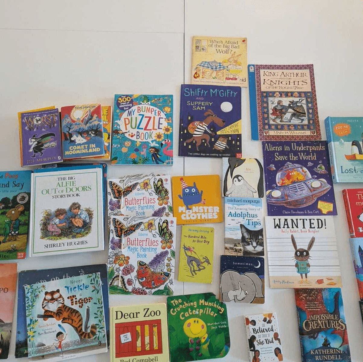 _SOHTIS's tweet image. Big thanks to @EdiCommBookshop for donating loads of brilliant books! Clients love to sit and read in the peace of our Hub and practice their English! Connections with local businesses is so important to us! Any SME’s out there interested in collaborating, get in touch!!
