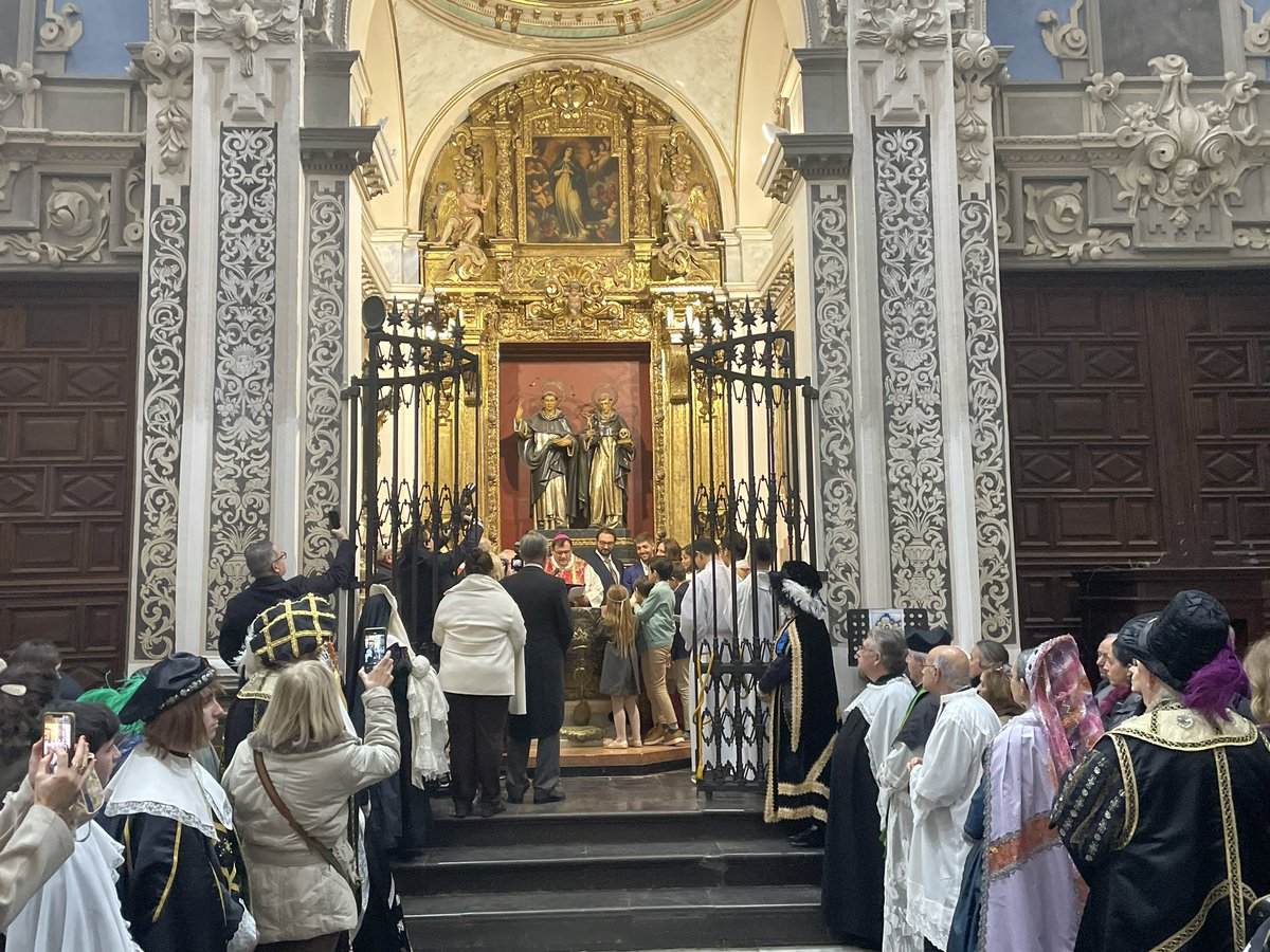 festesdeVLC's tweet image. 🗓️Un 22 de gener de 1350 es batejava Sant Vicent Ferrer.  Un acte que cada any commemora l’Altar de la Pila Baptismals amb una cavalcada i el bateig d’un xiquet 👶🏼. Enguany el protagonista ha sigut Jaime Vicente