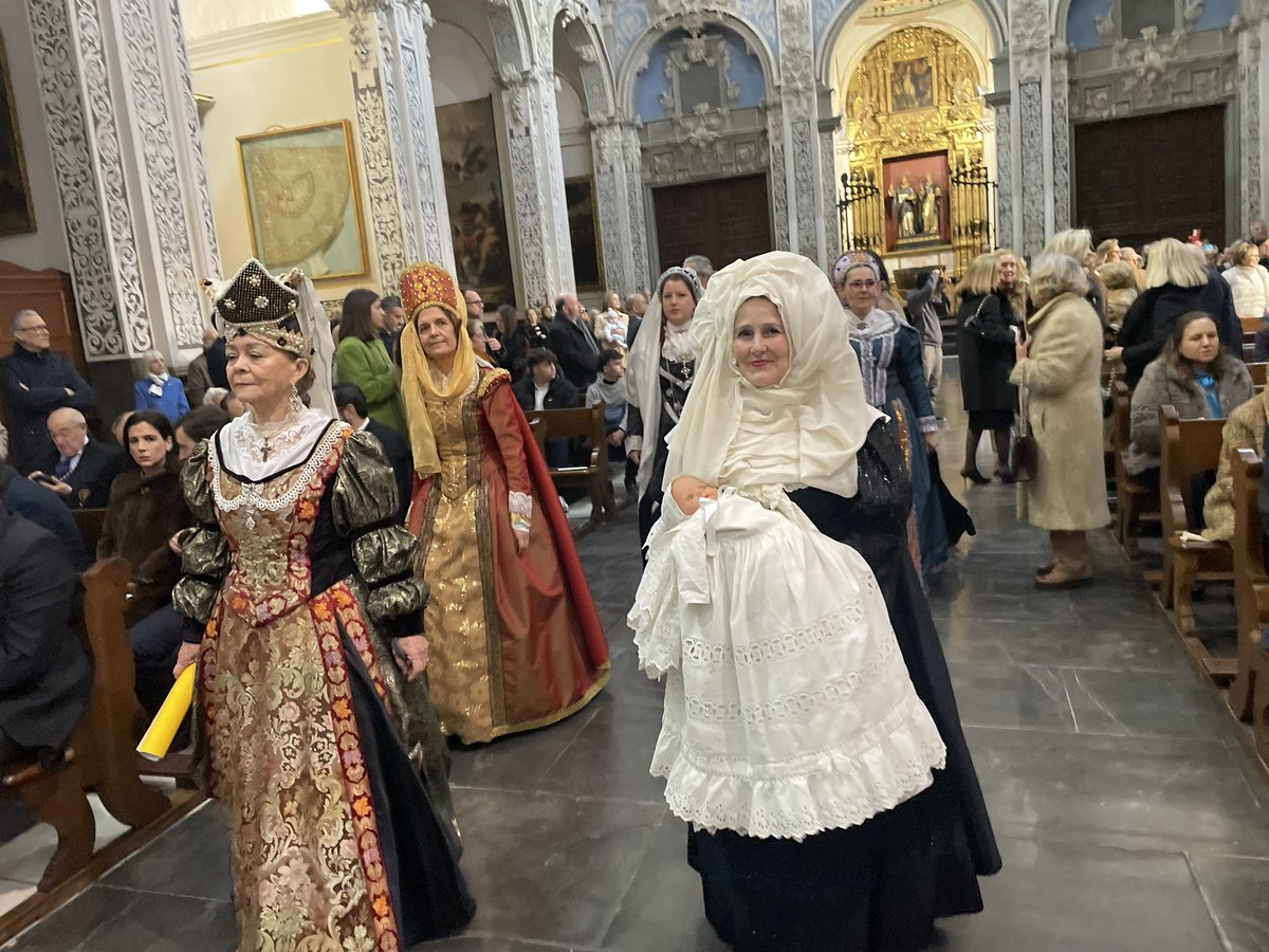 festesdeVLC's tweet image. 🗓️Un 22 de gener de 1350 es batejava Sant Vicent Ferrer.  Un acte que cada any commemora l’Altar de la Pila Baptismals amb una cavalcada i el bateig d’un xiquet 👶🏼. Enguany el protagonista ha sigut Jaime Vicente