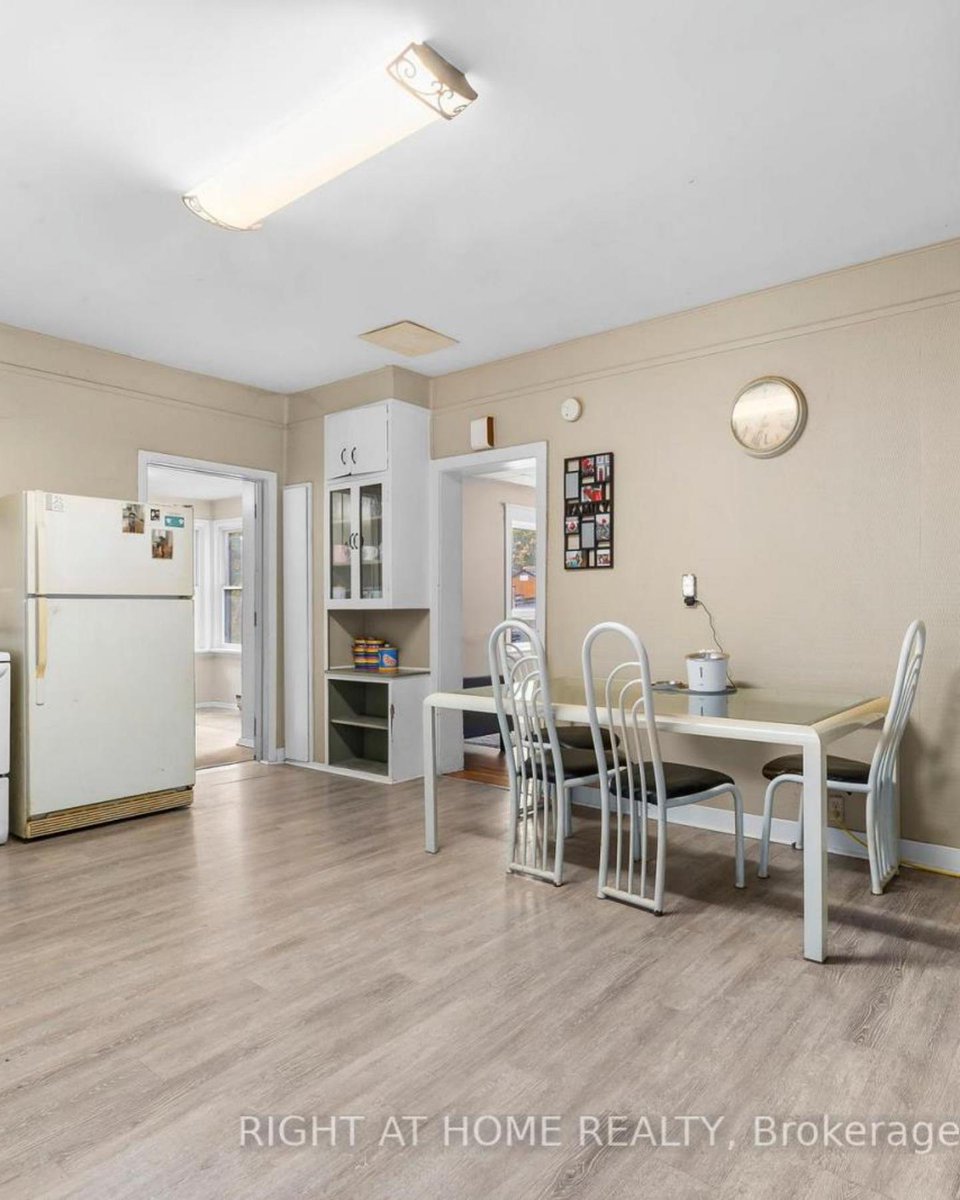 Team_Johnston's tweet photo. 🚀 Investor Alert: 4-Plex in Parry Sound! 🚀     $649,900

Interested in cashing in on this? Check out MLS X12531122  or go to https://t.co/gAqS1Yt3ll for more details and schedule a tour today! 🔑

#InvestmentOpportunity #RealEstate #ParrySound #InvestorSpecial https://t.co/me9ivopJO6