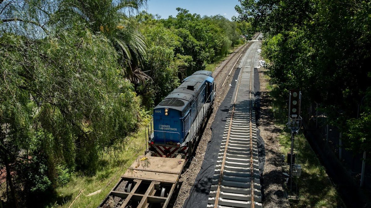 🚧 Hoy les mostramos cómo se está desarrollando la renovación de vías entre las estaciones #Victoria y #Virreyes.  📷

🚊 #TrenMitre #EmergenciaFerroviaria