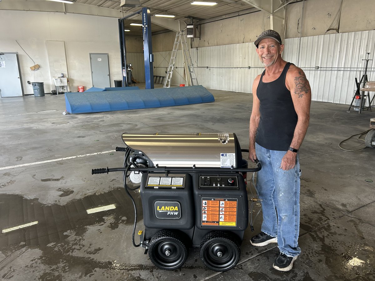 Landa PHW3-1100 #DeliveryDay at T &amp; T Collision Center in Grand Junction, CO! Find your automotive solution today 👉 landa.com/en/solutions/a…

Delivery by Custom Industries

#LandaTough #Collision #CollisionCenter #auto #Automotive #washbay