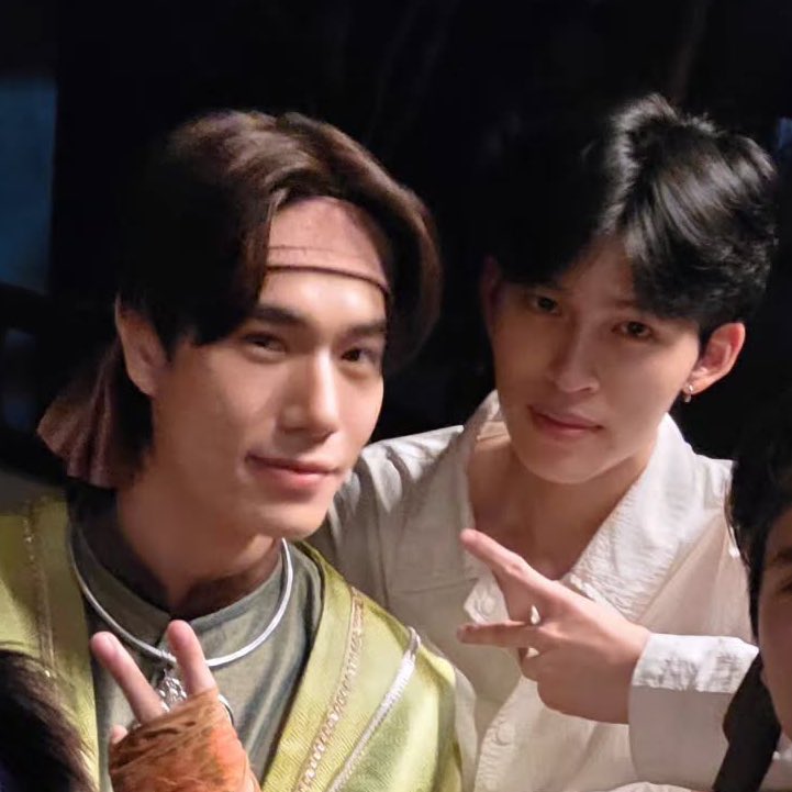 takeitpp's tweet image. 남친보러비행기타러간게진짜라니