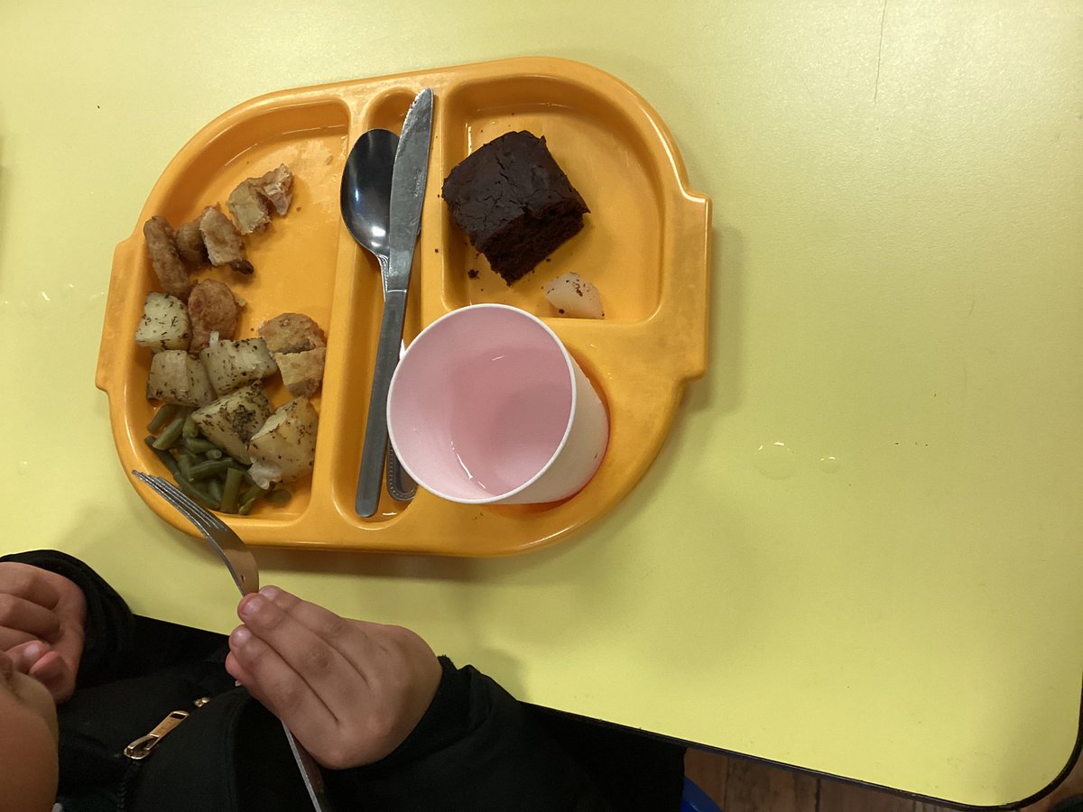 wyndclf's tweet photo. Children in reception have enjoyed their lunch today . They made choices about what food they would like to have and observed the portion sizes to stay healthy. #startwell #MickyMeSize https://t.co/P2c8cNcYM1