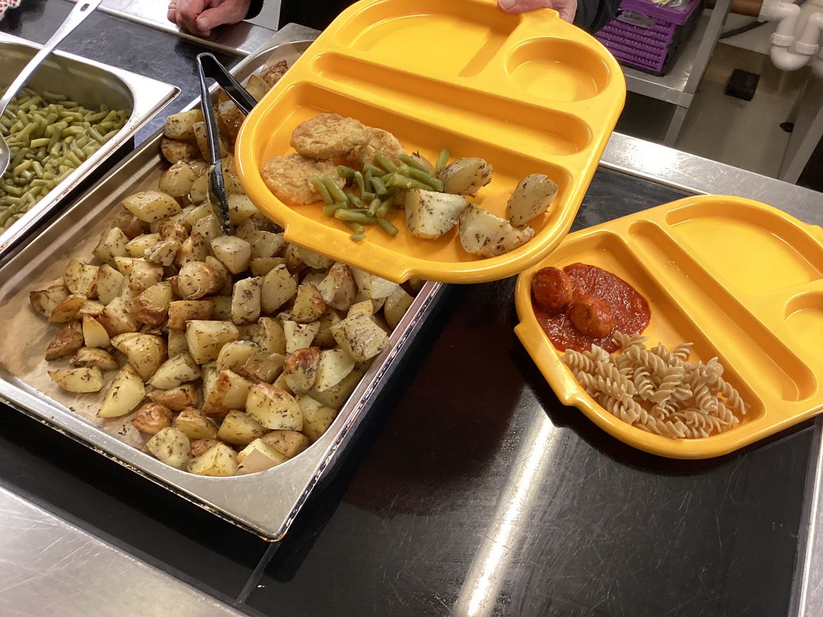 wyndclf's tweet photo. Children in reception have enjoyed their lunch today . They made choices about what food they would like to have and observed the portion sizes to stay healthy. #startwell #MickyMeSize https://t.co/P2c8cNcYM1