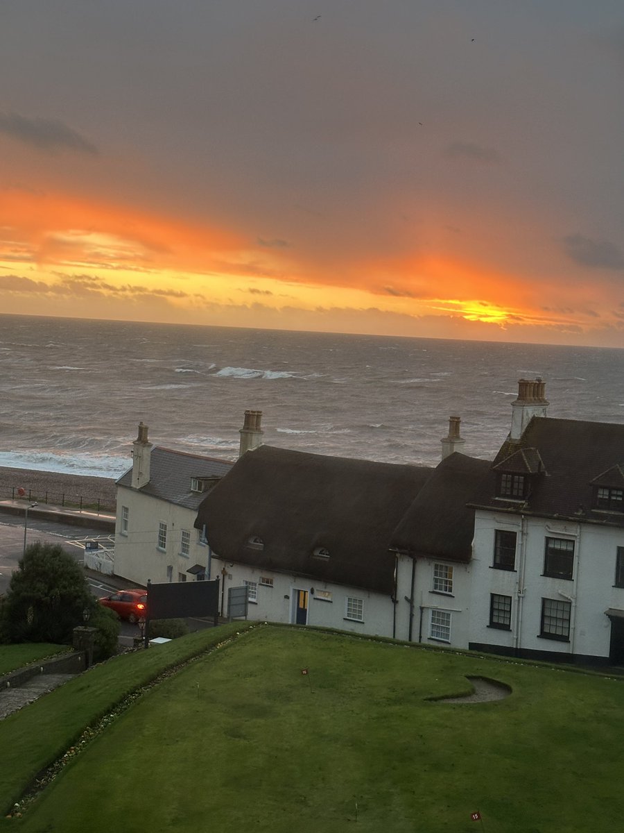 RAGriggsauthor's tweet image. Sidmouth sunrise over the sea on Tuesday 

#sunrise #seaside
