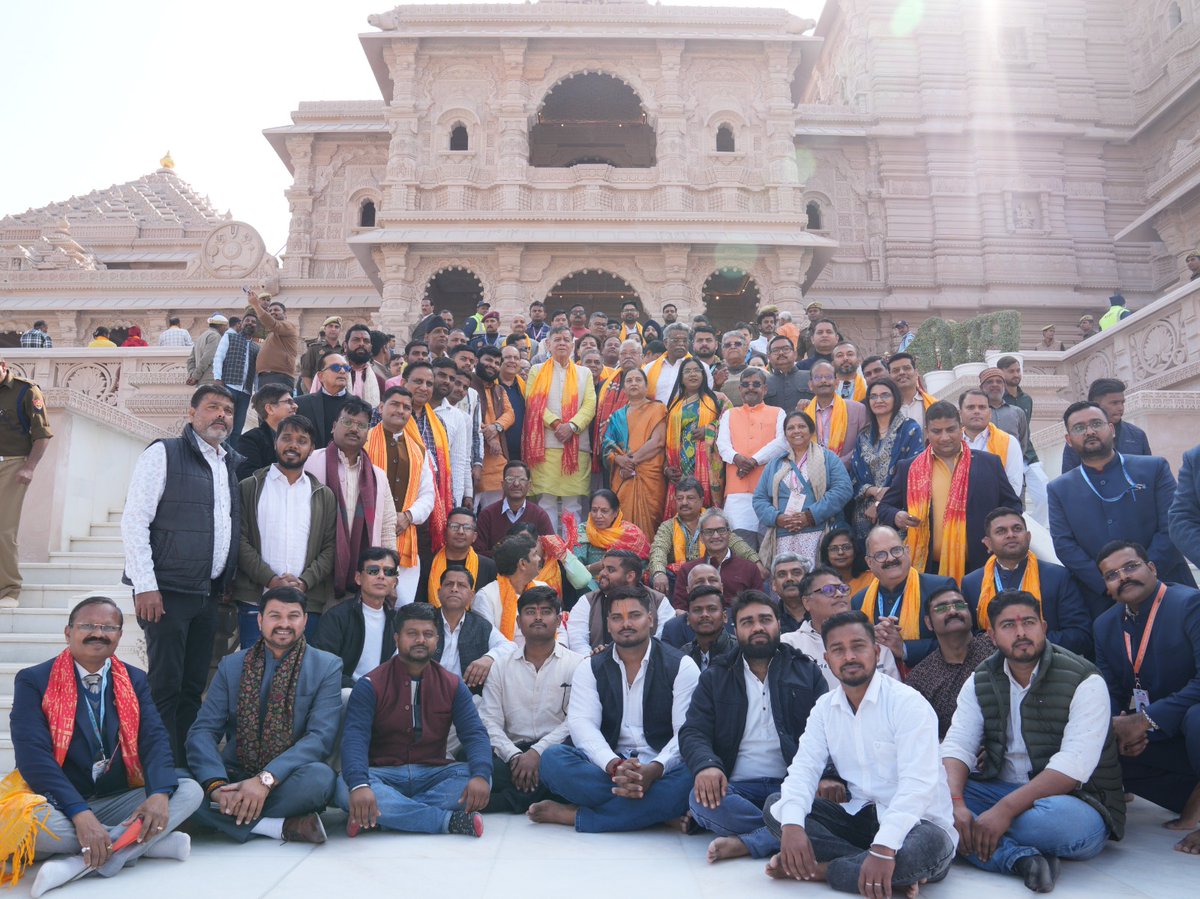 देशभर के पीठासीन अधिकारियों ने किए प्रभु श्री रामलला के दर्शन

अयोध्या, 22 जनवरी। देशभर के पीठासीन अधिकारियों ने आज श्री राम जन्मभूमि मन्दिर पहुंचकर प्रभु श्रीराम का दर्शन व पूजन किया। तीर्थ क्षेत्र के महासचिव चम्पतराय ने पीएफसी संवाद कक्ष में श्री राम जन्मभूमि मन्दिर के लिए चले