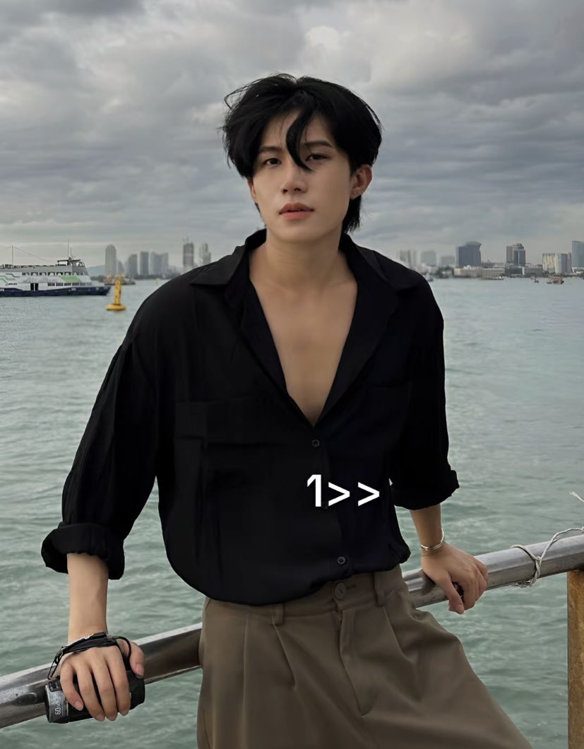 คาแร็คเตอร์หนุ่มถาปัด ดูติดดิน ยิ้มง่าย แต่หน้ามีเอกลักษณ์ ปัดซ้ายก็แบดบอย ปัดขวาก็ซื่อๆ ดมด ยังไม่มีจริงๆค่ะ ถ้าเข้ามาก็ไม่ทับไลน์ใครนะ น่าซื้อมากคนนี้