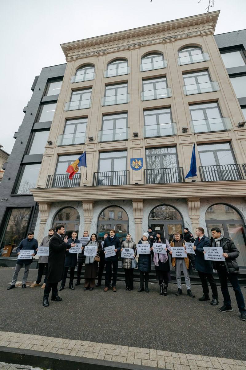 PruteanuVictor's tweet photo. Today w/ National Alternative Movement Party: we demand fair energy tariffs. PAS once protested here “affordable prices” — now they’re silent while people pay record bills. We launch “Pay it yourself!” send us your energy bills so decision-makers see the real reality.
#Moldova https://t.co/Yd6VJBp0i8