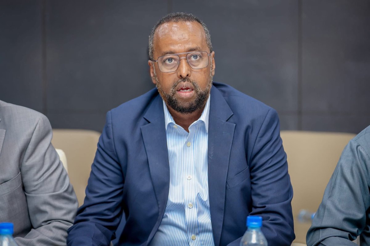 nasirarush's tweet photo. 🟢 HE President @laftagaren met Business & Religious Leaders South West State in #Baidoa, — talks centered on humanitarian response & collective action.

🟡 He outlined the humanitarian crisis & shared steps the govt has taken so far to ease the situation.

🔵 The President called on Business and Religious leaders to mobilize, fundraise & distribute aid across all South West territories with full authorization.

⚪ He further empowered them to operate across the entire state, including hard-to-reach areas, ensuring no community is left behind. 

#SouthWestState 
#Baidoa