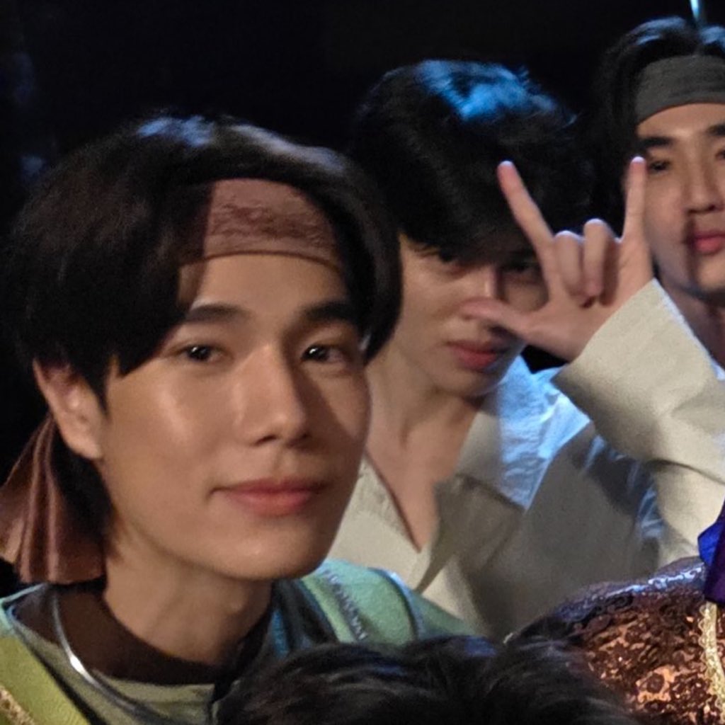 wrotefaith's tweet image. I hate people in love