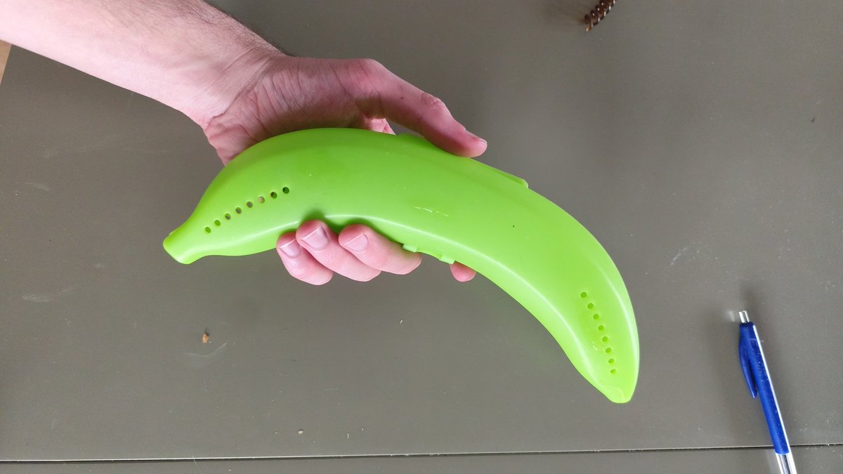 I am very impressed with the size of Dutch bananas. 
Big people, big bananas. 
This is the size of their banana covers.