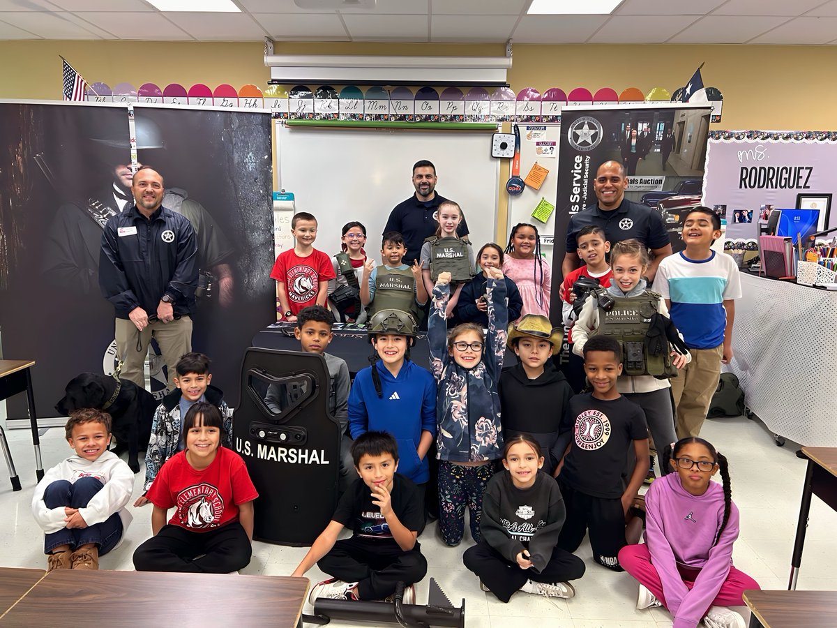 USMarshalsHQ's tweet image. Deputies from The Western District of Texas proudly participated in Career Day at Boldt Elementary in San Antonio, fostering discussions with students on the significance of public service, education, and law enforcement careers.

#USMarshals #BeTheDifference