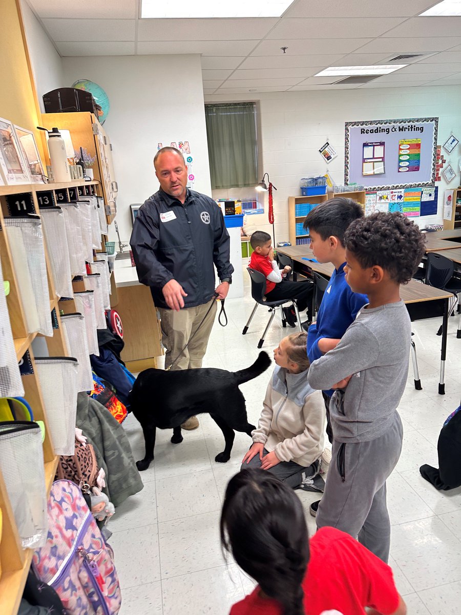 USMarshalsHQ's tweet image. Deputies from The Western District of Texas proudly participated in Career Day at Boldt Elementary in San Antonio, fostering discussions with students on the significance of public service, education, and law enforcement careers.

#USMarshals #BeTheDifference