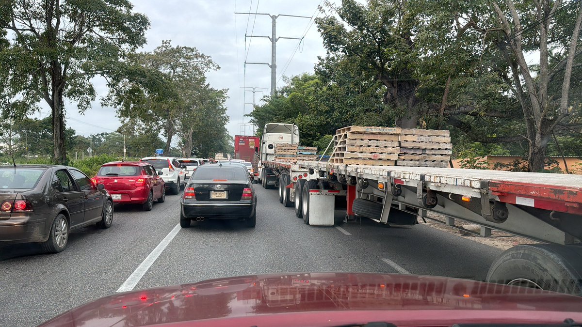 chelo_8224's tweet photo. Carretera Villahermosa cardenas colapsada por accidente casi a la altura de la entrada al activo Samaria-Luna tomen sus precauciones. @xevtfm @XEVATabasco https://t.co/bK4aNkhsVs