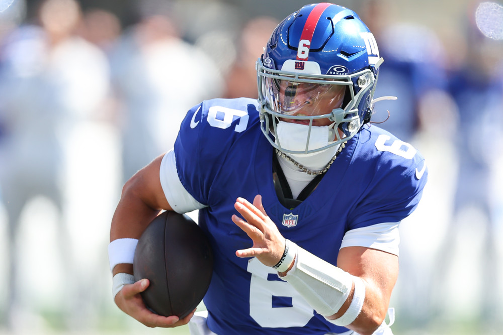 FantasyPtsData's tweet photo. Highest percentage of sacks taken, which were charted as the fault of the QB
[min. 250 dropbacks, 2025]

1. Drake Maye (48.9%)
2. Jaxson Dart (48.6%)
3. Bo Nix (45.5%)
4. Spencer Rattler (44.4%)
5. Tyler Shough (41.9%) https://t.co/QUtbvbusG1