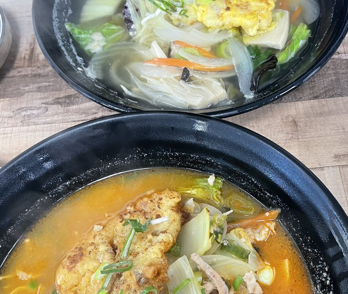 오늘 친구랑 전복국수 갔다가 김정호 김휘집 김한별 오태양 자만추했더요
밥먹는데 방해될까봐 사인은 못받았은..