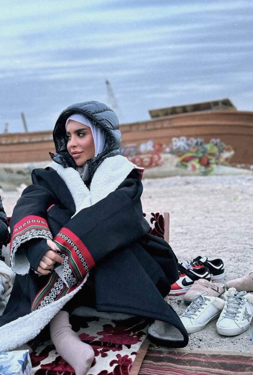 عمتك زوري👅😵‍💫

تتمنى تبوس وتلحس رجولها🥵
ودك تكون تكون قاعده على وجهك وتشم طيزها امنيتك يا بوبي🔥😩